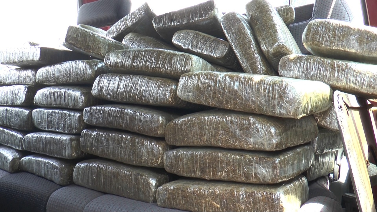 รวบหนุ่มมาเลย์-สาวไทย ขับรถตู้ลอบขนกัญชา 176 กก. ทำช่องลับตบตา