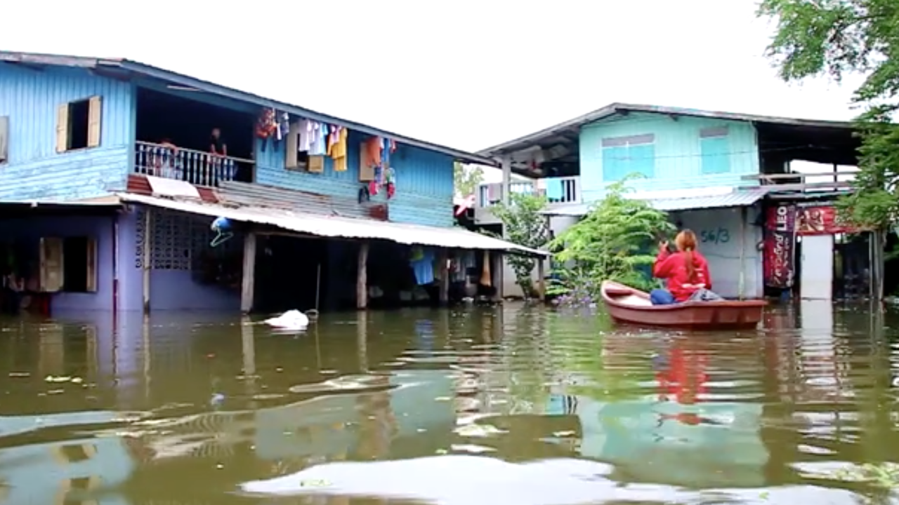 น้ำบึงบอระเพ็ด ล้นฝายท่วมบ้าน สูงครึ่งเมตร ชาวบ้านใช้เรือสัญจร
