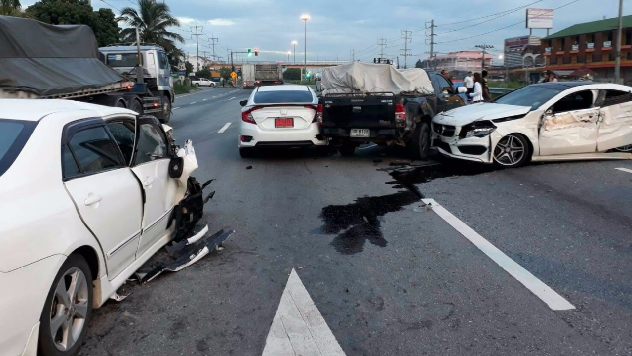 ชนสนั่น 6 คันรวด กลางแยกไฟแดงที่ระยอง หนุ่มวิศวะดับคาที่