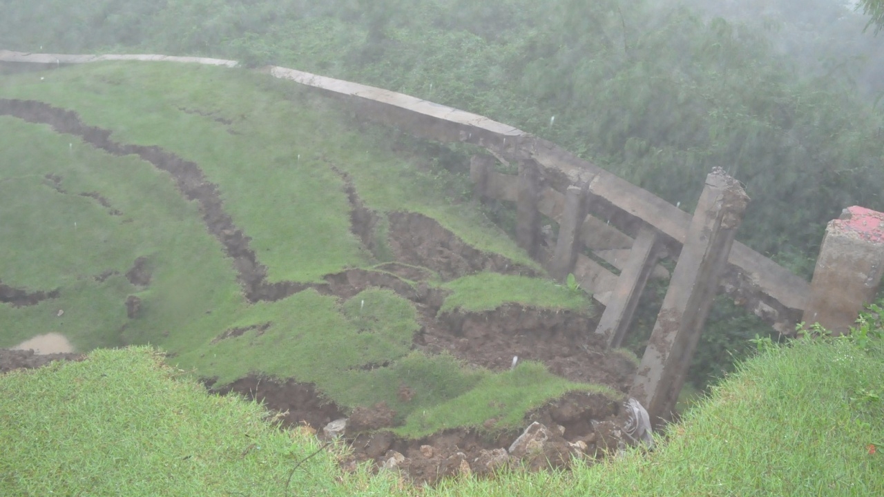 ฝนหนักทำลำปางเจอน้ำท่วม แถมดินสไลด์ที่สนามกอล์ฟ ใน อ.แม่เมาะ