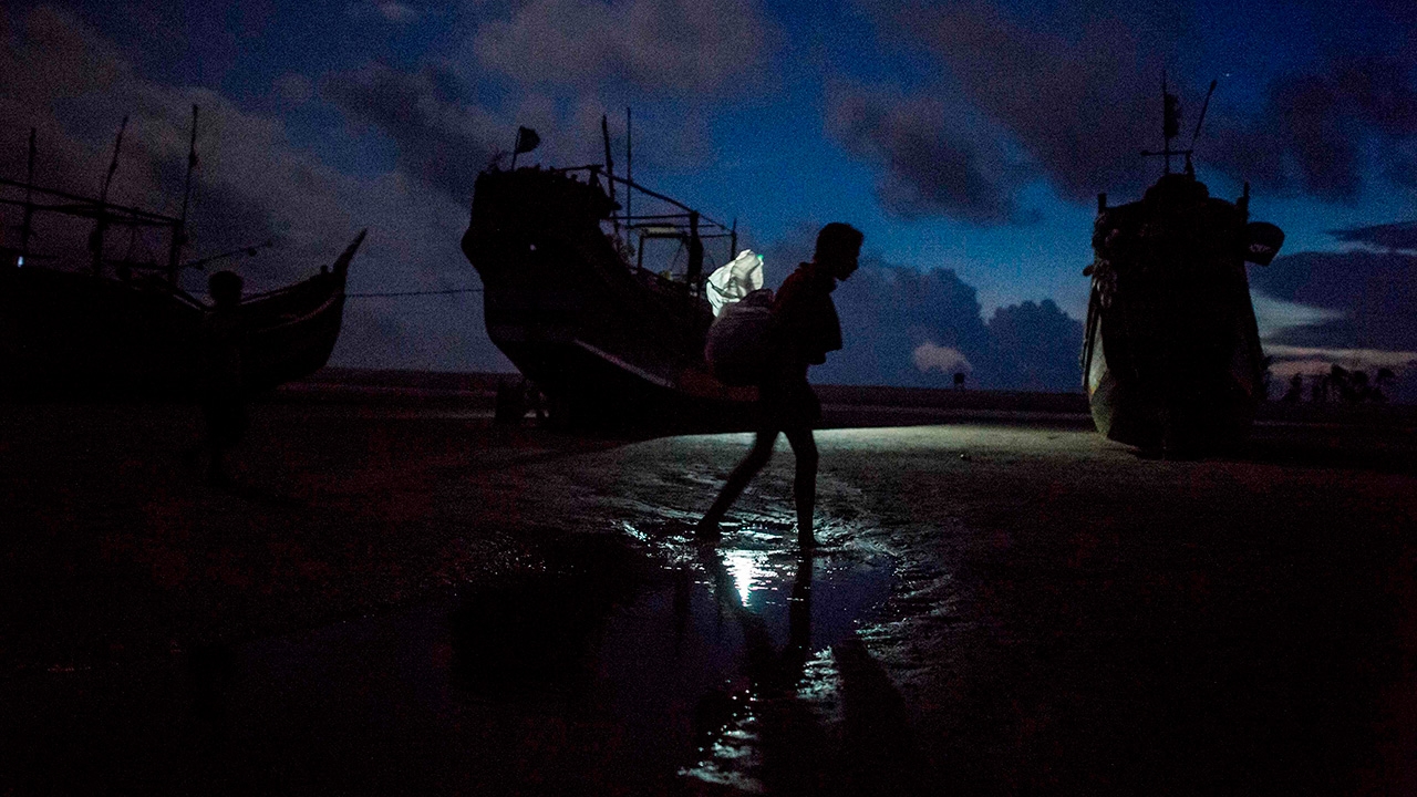 บังกลาเทศ ทำลายเรือขนโรฮีนจา