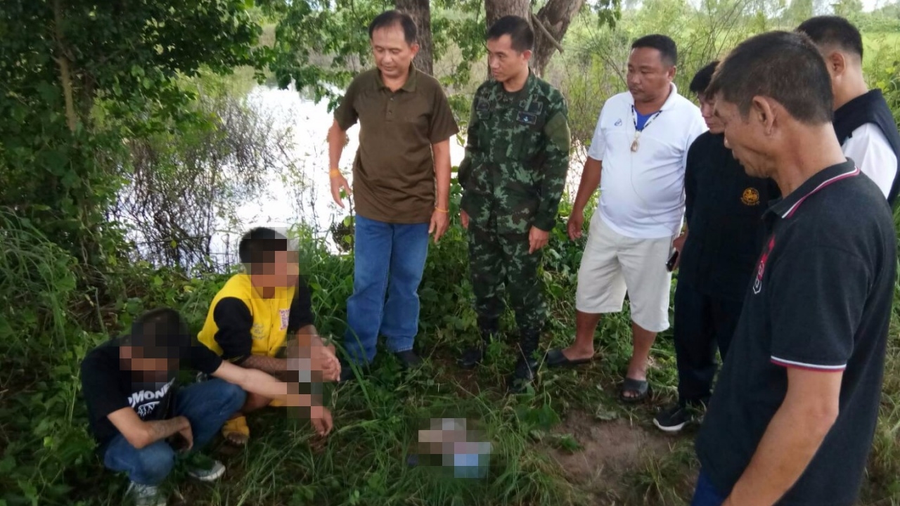 ทหารบุกจับ 2หนุ่ม นั่งเสพยาข้างหนองน้ำ พร้อมของกลางขณะรอขายให้วัยรุ่น