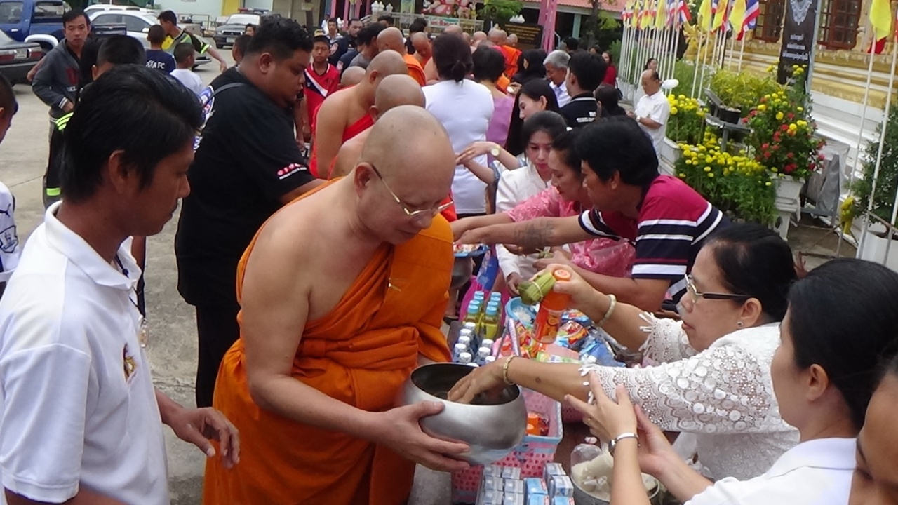 ชาวพุทธทั่วประเทศ ร่วมทำบุญตักบาตรเทโว เนื่องในวันออกพรรษา