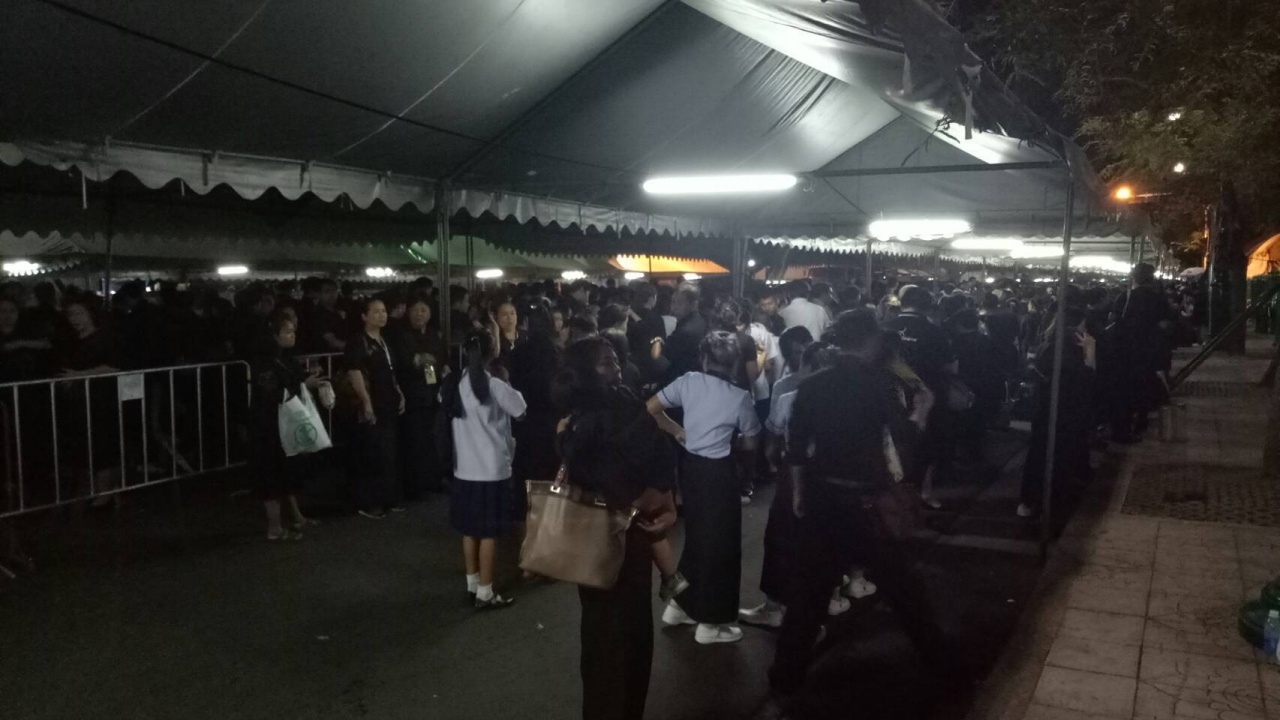 ปิดจุดคัดกรองแล้ว ยังเปิดให้ประชาชนชุดสุดท้ายด้านใน เข้ากราบพระบรมศพ