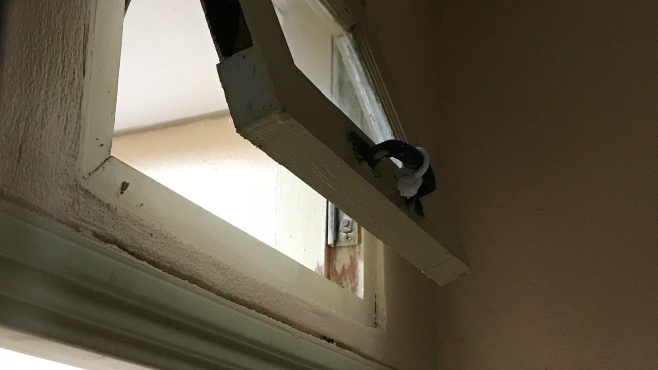 โทรไปไม่รับสาย สาวมาหาแฟนหนุ่มนักศึกษาที่หอ สุดช็อกผูกคอดับคาห้องน้ำ