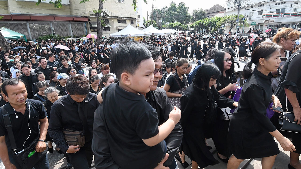 ล้นทะลัก