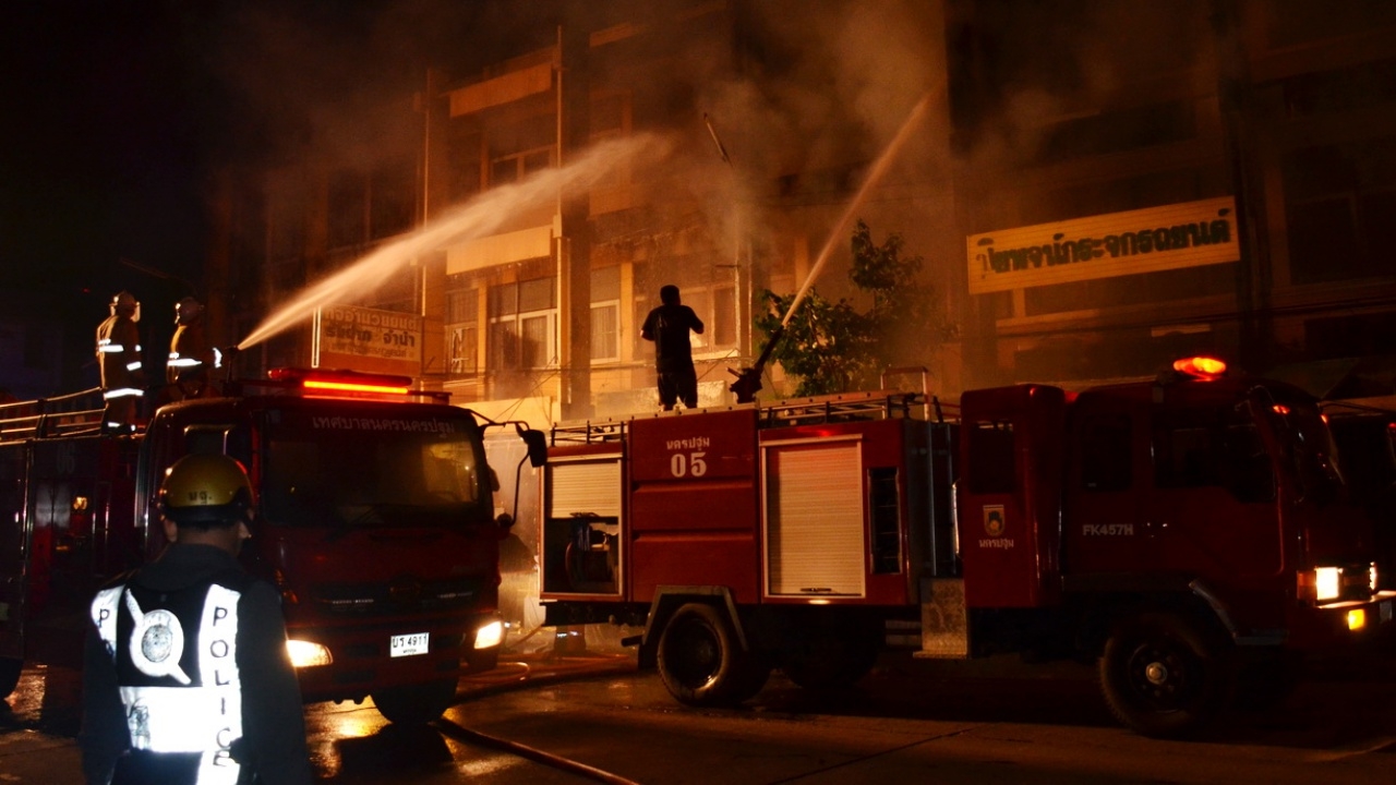 ระทึกกลางดึก ไฟไหม้วอดร้านชำ เมืองนครปฐม เสียงตูมดังสนั่น