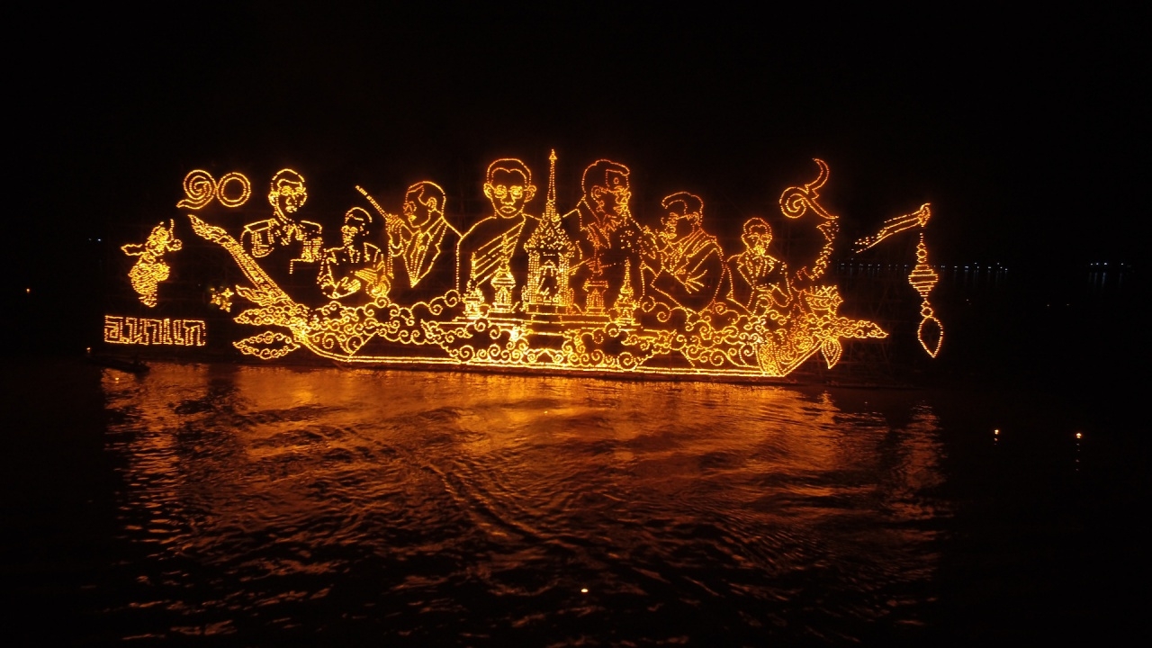 นักท่องเที่ยวแห่ชม ไหลเรือไฟ เมืองนครพนม ถวายอาลัยในหลวง ร.9