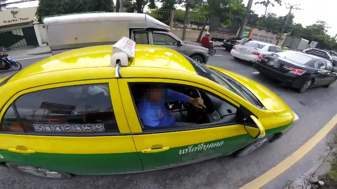 คนนะไม่ใช่ควาย! จนท.ขอทางรถฉุกเฉินมีผู้ป่วย แท็กซี่ฉุนทำไมต้องชี้หน้า