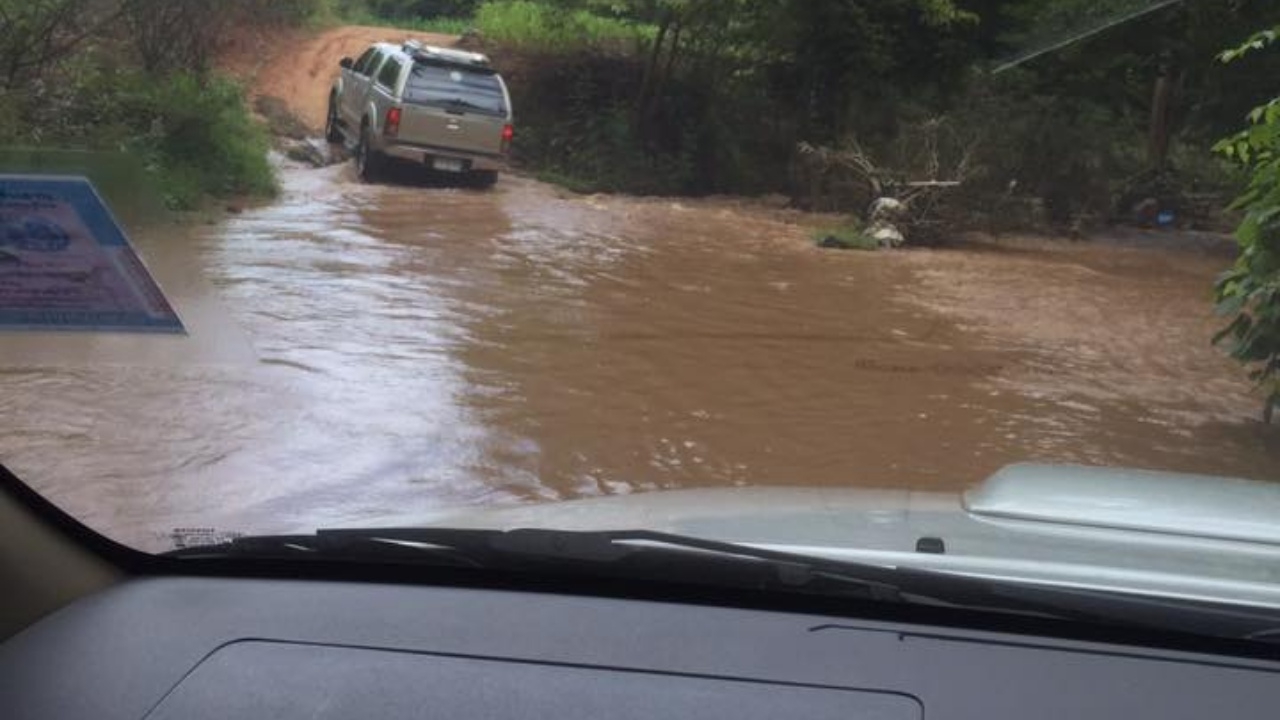 น้ำป่าซัดปิกอัพ เจ้าหน้าที่ อบต. พา นศ. ไปออกหน่วย หนีไม่ทัน จมดับคารถ