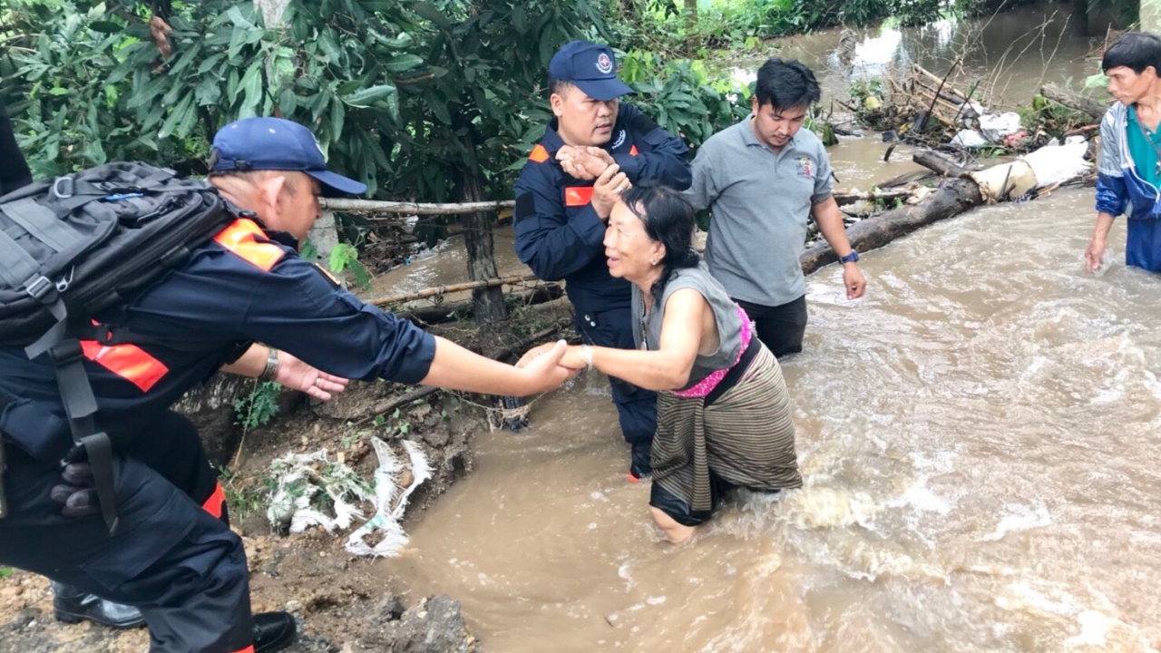 ฝนซัด-น้ำป่าทะลัก ไหลเข้าท่วม ชาวบ้าน อ.จอมทอง ต้องเร่งขนของหนีน้ำ