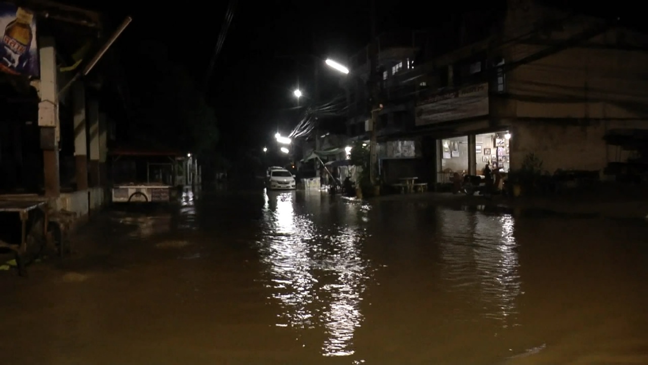 ฝนกระหน่ำไม่หยุด น้ำทะลักท่วมเทศบาลเมืองดอกคำใต้ จ่อเข้าพื้นที่ชั้นใน