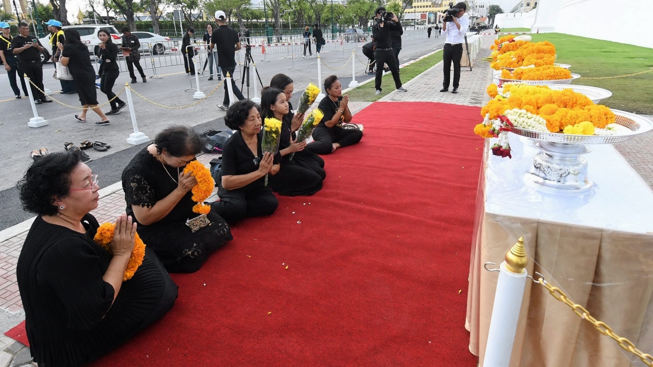 กอร.กำหนดจุดประชาชน วางดอกไม้ สักการะพระบรมฉายาลักษณ์ ร.9 ตลอด 24 ชม.