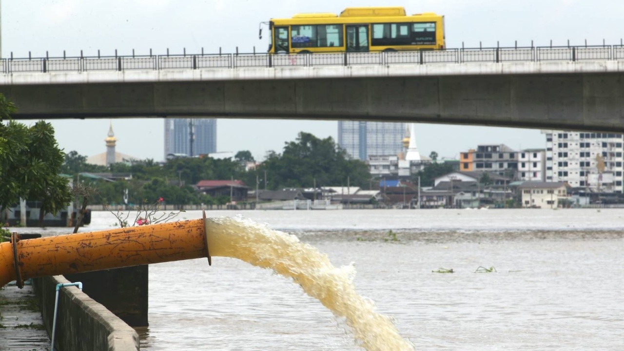 ท่วมแล้ว ชุมชนริมน้ำนนทบุรี ลุ้นหนัก12-14ต.ค.นี้ ฝนซ้ำบวกน้ำจากเขื่อน