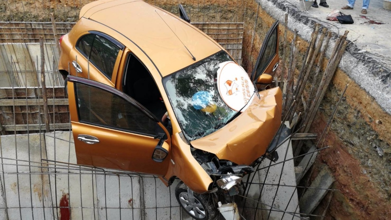 เหมือนคนตาบอด! เผยเหตุ รถเก๋งตกหลุมฝังท่อกลางถนน สาวใหญ่คอหักตาย  