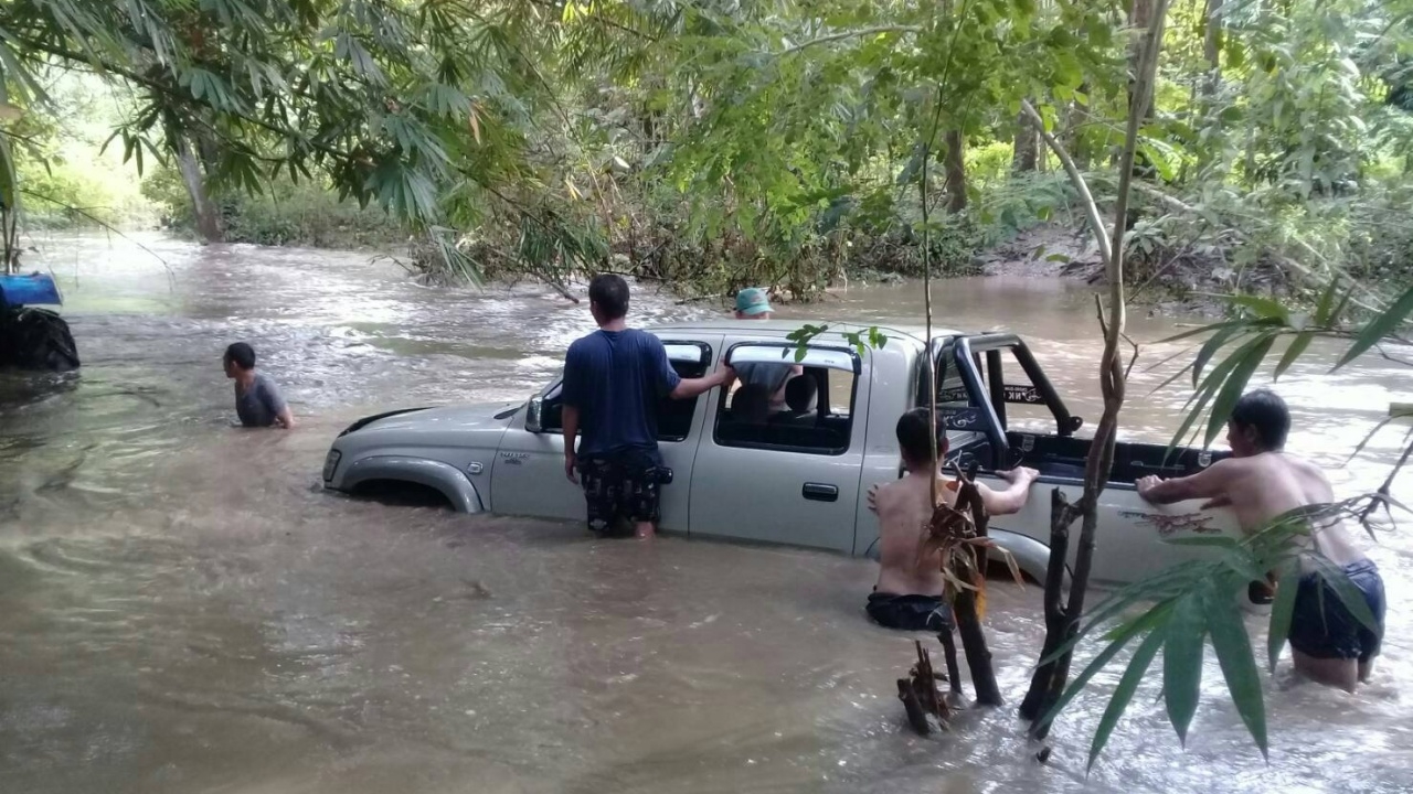 ระทึก! น้ำป่าซัดกระบะ ตร. จมทั้งคัน จนท.พาคนร้ายตะกายหนี รอดหวุดหวิด