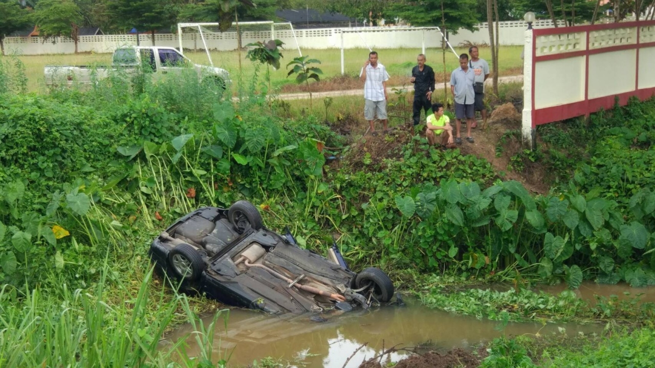 สุดยอด4นักเรียน รด.หญิง อายุ17ปี ช่วย หน.ไปรษณีย์รถตกคลอง รอดจมน้ำตาย