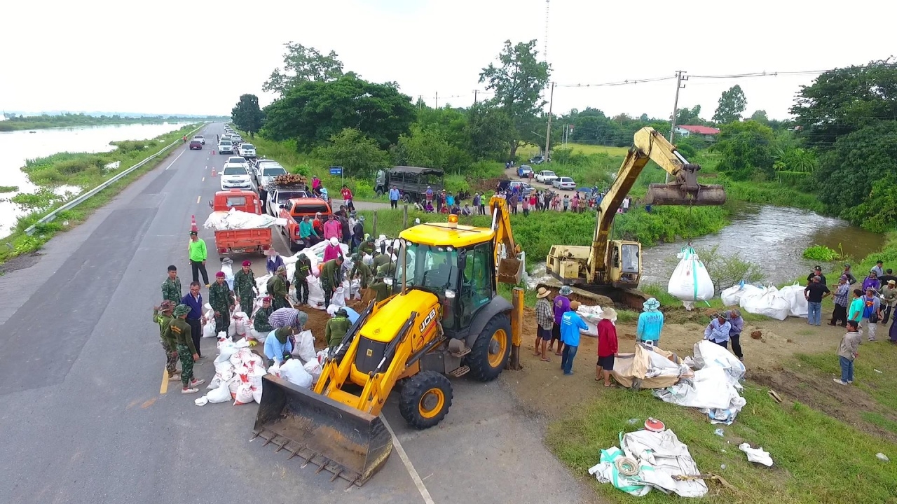 บานประตูคลองส่งน้ำ ชัยนาท-ป่าสัก พัง น้ำทะลักเข้าพื้นที่เกษตร