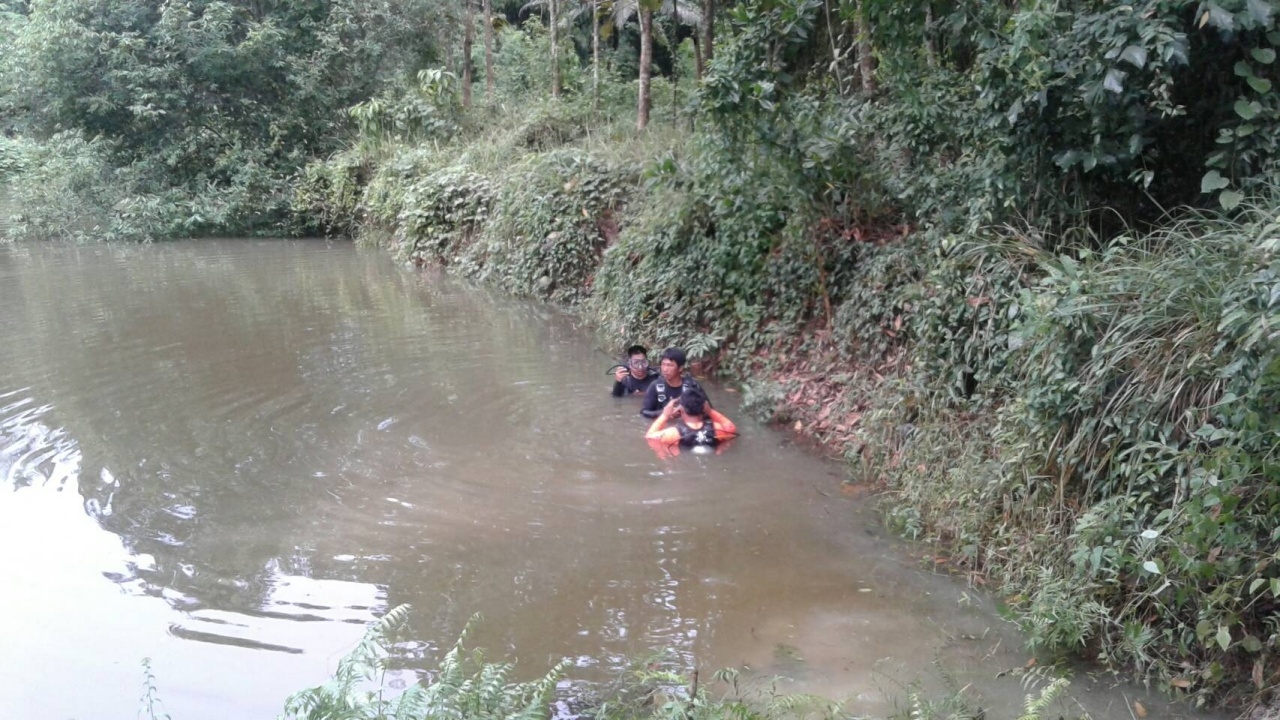 หนุ่มถอดกางเกง โดดสระน้ำ จมหายต่อหน้าครอบครัว คาดเหตุผิดหวังความรัก