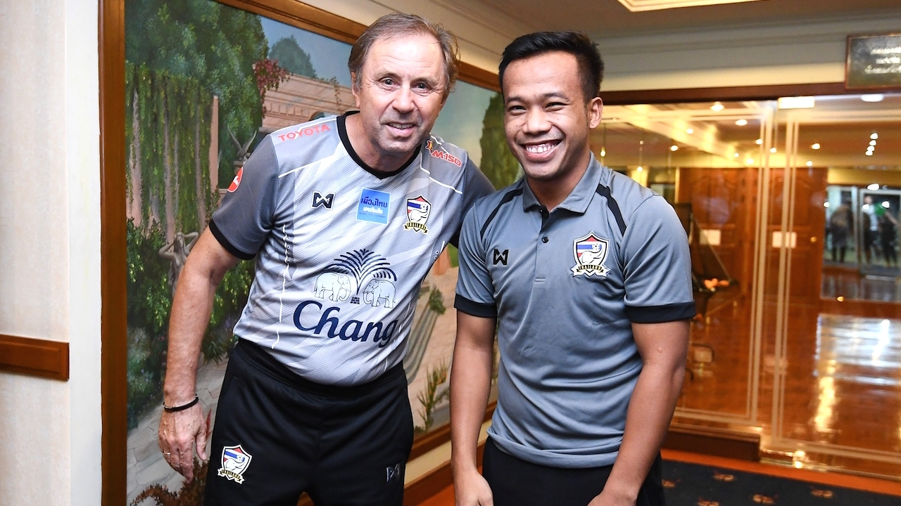 เฮียมาแล้ว! 'กัปตันโก้' ยิ้มแป้นเข้าแคมป์ช้างศึก จ่อติดธงครบ 100 นัด