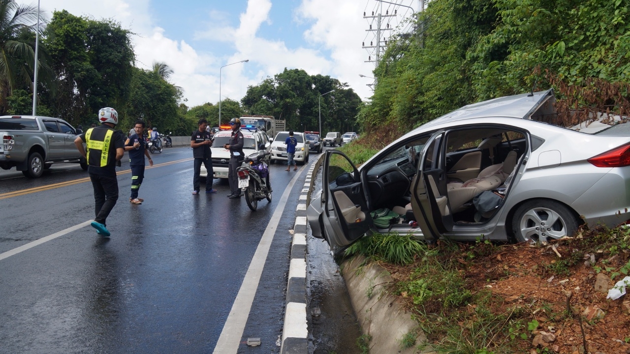 6 ล้อไถลลงจากเขา หมุนคว้างกลางถนน ชนเก๋งกระเด็น คนขับสาหัส