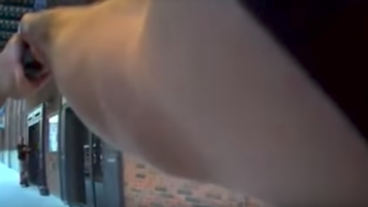 ตร.สิงห์ปืนไว! ยิงใส่นักแสดงชาย คิดว่าปล้น ไม่รู้กำลังถ่ายหนัง  (คลิป)