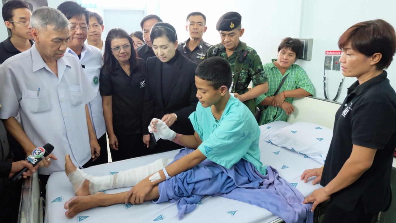 'ปวีณา' เยี่ยม 'น้องเอิร์ธ' เด็กชาย ม.3 พร้อมประสานเร่งย้าย ร.ร.