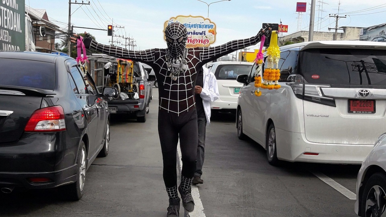 ฮีโร่ มาร์ค มาลัยทอง ไอ้แมงมุมเมืองเพชร ทำดีเพื่อพ่อ แจกพวงมาลัย น้ำดื่ม