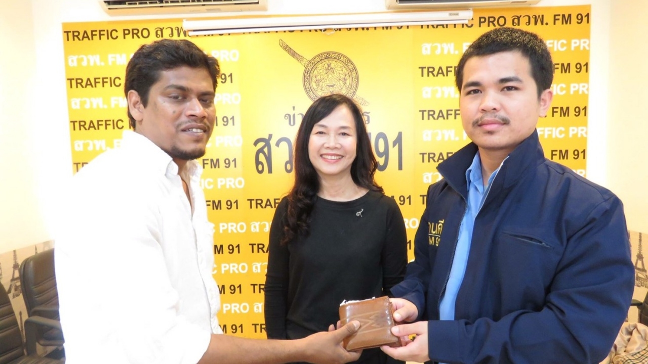 ไม่อยากได้ของคนอื่น! แท็กซี่เก็บเงินสดกว่า 5 หมื่น คืนชาวอินเดีย