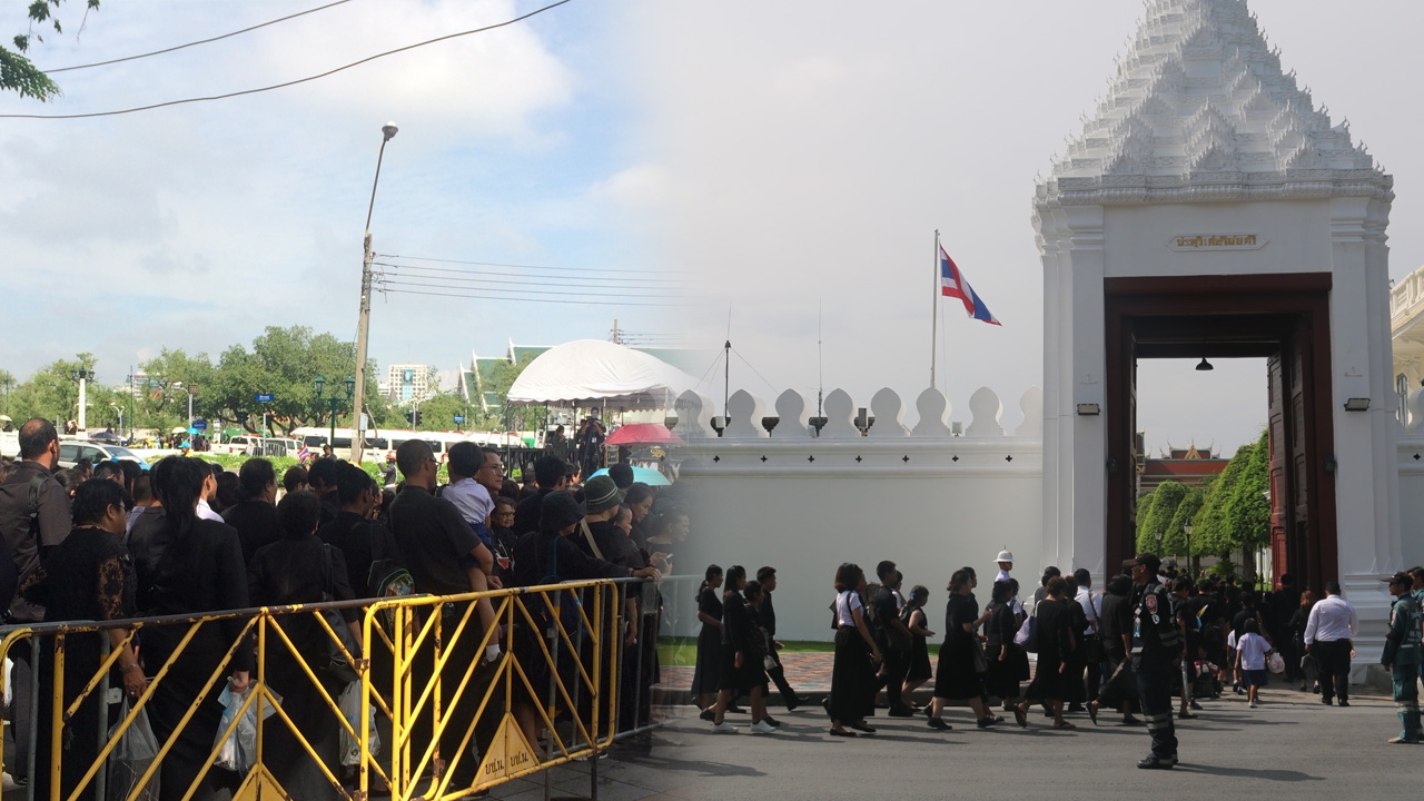 สื่อนอกรายงาน คนไทยต่อแถวยาวเหยียด เข้ากราบ‘พ่อ’ พระบรมศพ ในหลวง ร.9 