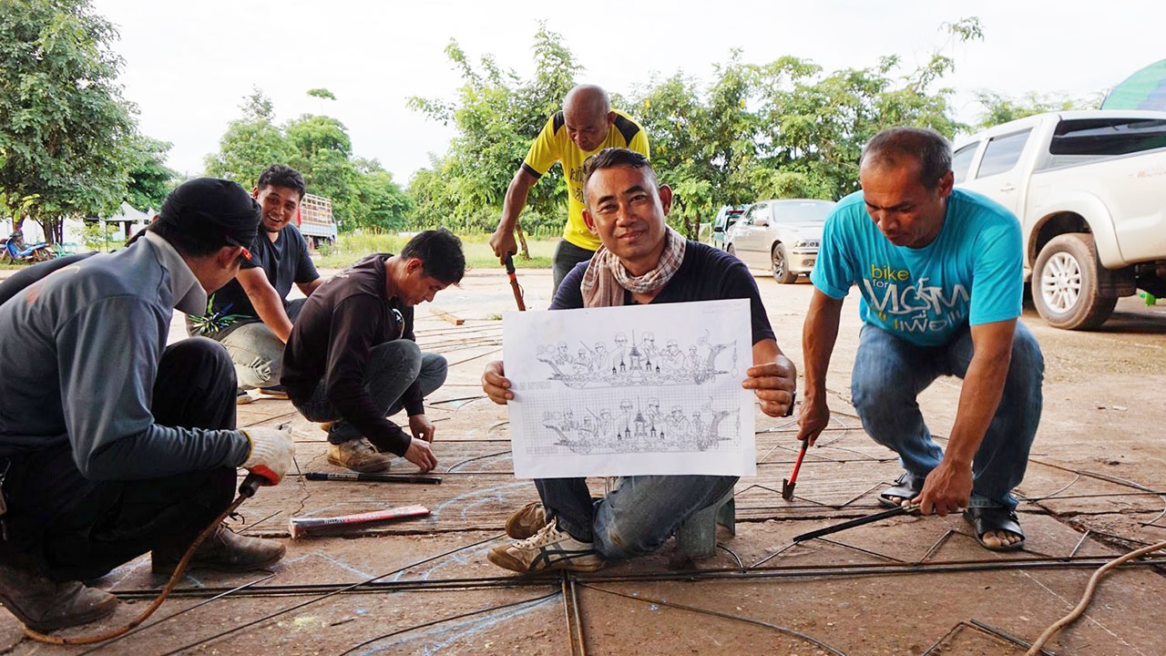 ชาวบ้านนครพนมร่วมต่อเรือไฟแสดงอาลัยในหลวง ร.9