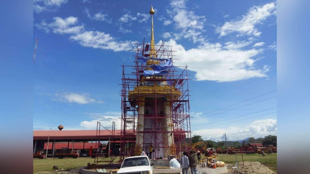 พ่อเมืองลำพูน ลุยตรวจคืบหน้าสร้างพระเมรุมาศจำลอง คาดเสร็จ 10 ตุลานี้