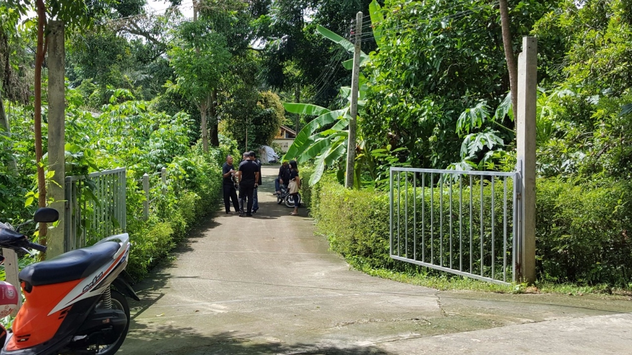 ชาวบ้านลาด ขับไล่  ผู้ใหญ่บ้านหญิง ตั้งประตูเหล็กกั้นถนน ทำเดือดร้อน