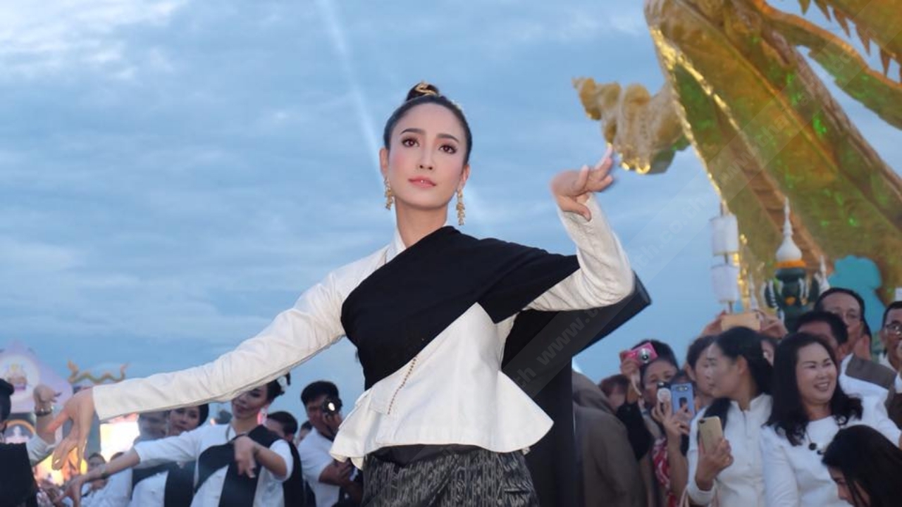 ต้น ไม่มาด้วย แต้ว รำเพื่อพญานาค พร้อมนางรำ 2,000 คน  