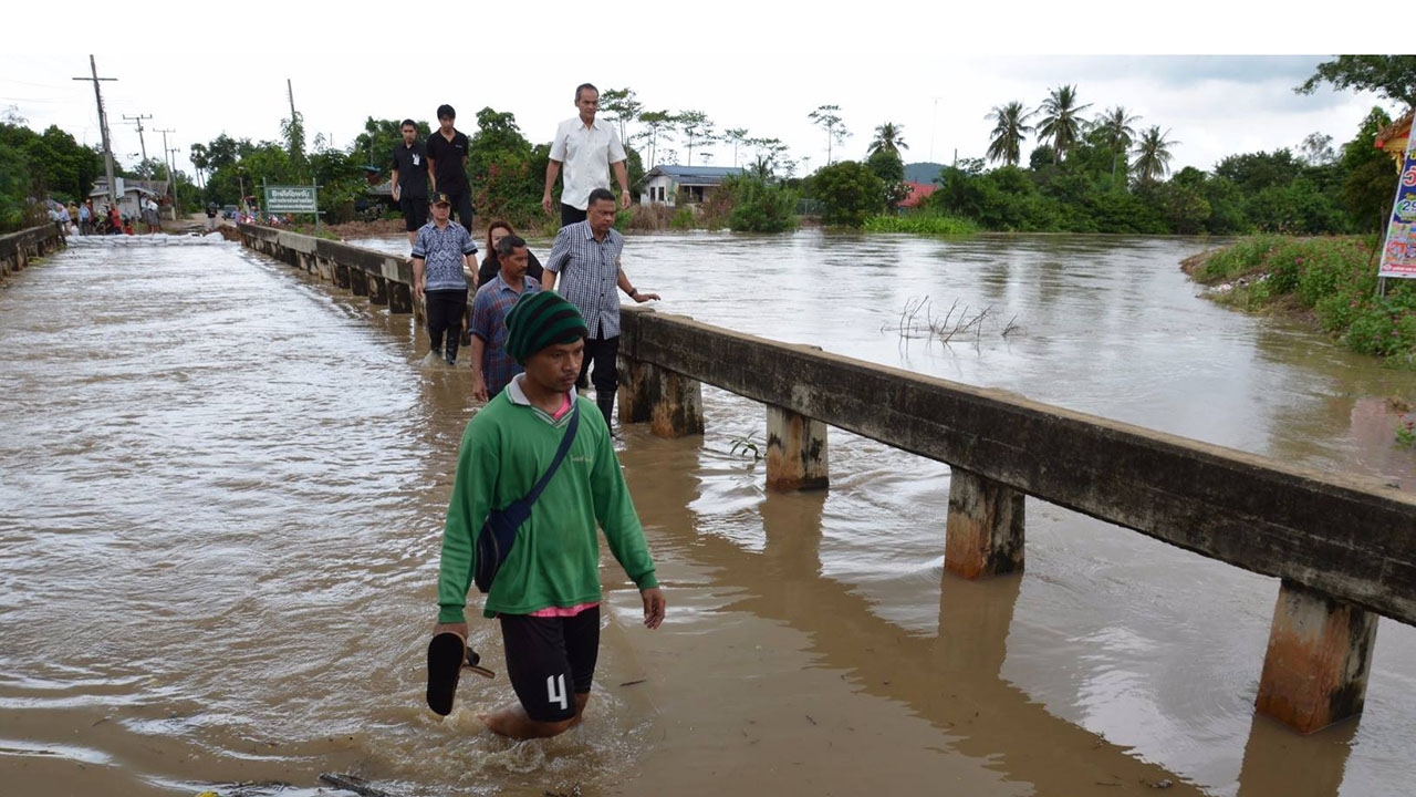 นาข้าวสุพรรณบุรี จ่อจมน้ำ 5 พันไร่ วันเดียวทะลักสูงครึ่งเมตร