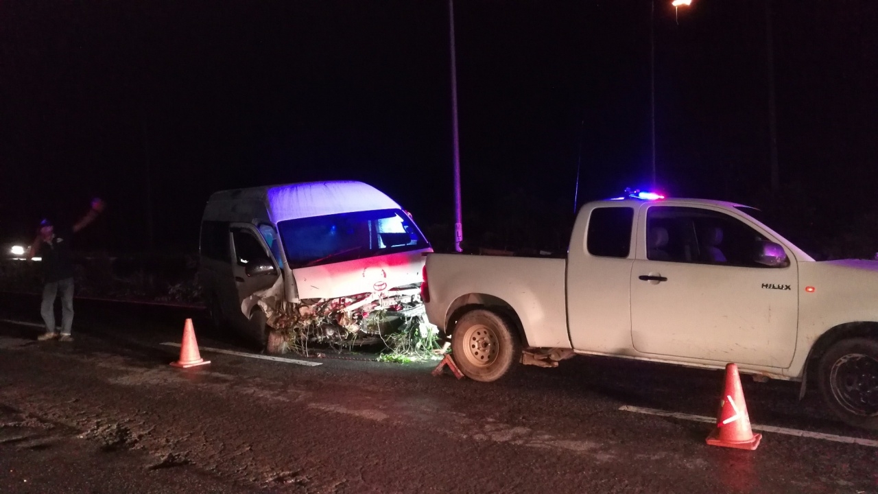 หวิดสลด! รถตู้เช่าเหมากลับจากงานแต่ง พยายามแซง กลับเสียหลักลงข้างถนน