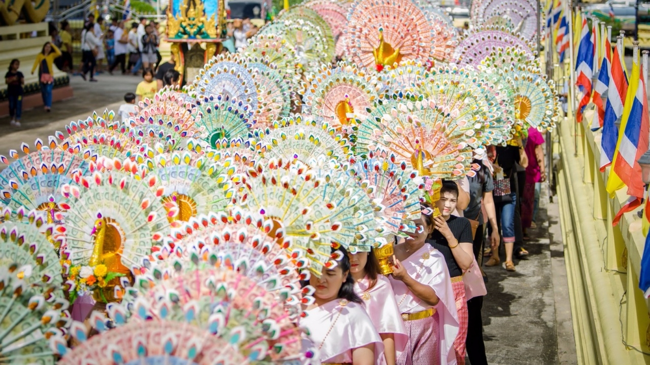 ทอดกฐินนกยูงกว่า 200 ตัว วัดที่ระยอง เผยกุศโลบาย รำแพนเหมือนแผ่บุญ