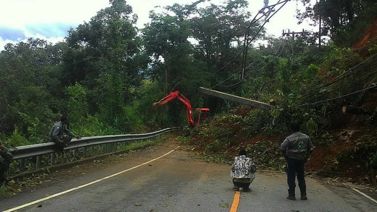 ฝนถล่ม ดินสไลด์ ปิดถนน 'เชียงดาว-เวียงแหง' ขนแบ็กโฮเคลียร์เส้นทาง