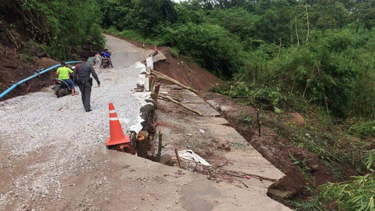 ท่าลี่ฝนหนัก ถนนทรุดตัว 2 จุด ร่วม 50 เมตร เร่งติดป้ายเตือน