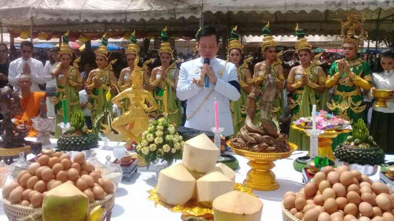 อ.ลักษณ์ พาสายบุญทอดกฐินคำชะโนด ได้กว่า 5 ล้าน คอหวยฟันธง 2 ตัวท้าย มาแน่