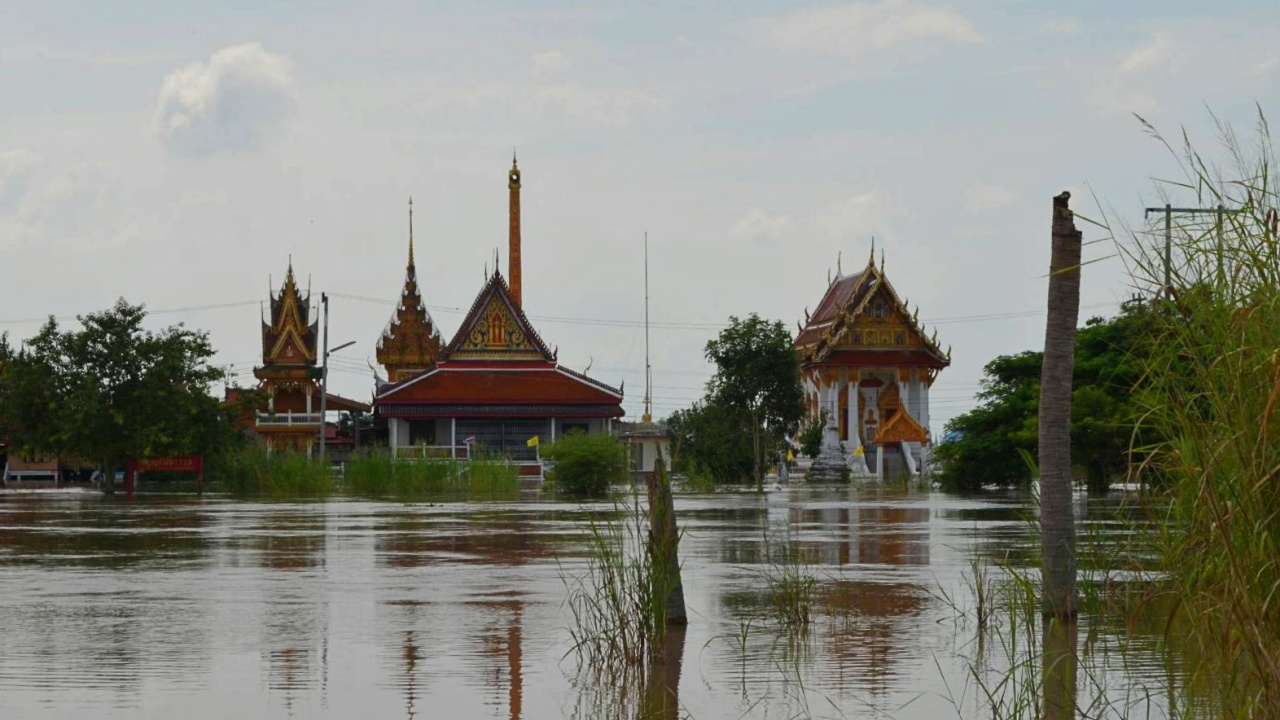 คนอยุธยาโวย ชลประทานเตือนช้า น้ำเหนือหลากท่วมบ้าน-วัด ขนของหนีไม่ทัน