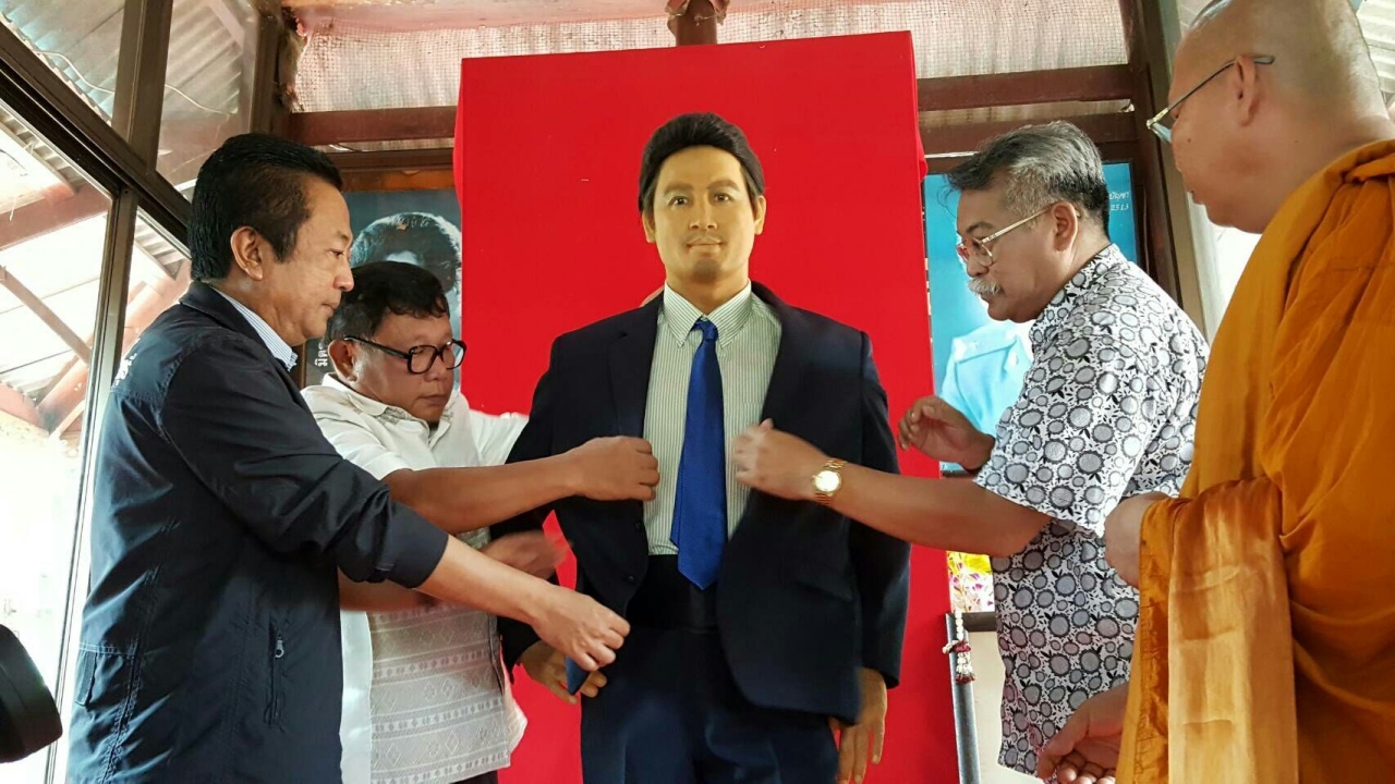 รำลึก47ปี มิตร ชัยบัญชา เปลี่ยนสูทใหม่หุ่นเหมือนจริง วัดท่ากระเทียม 