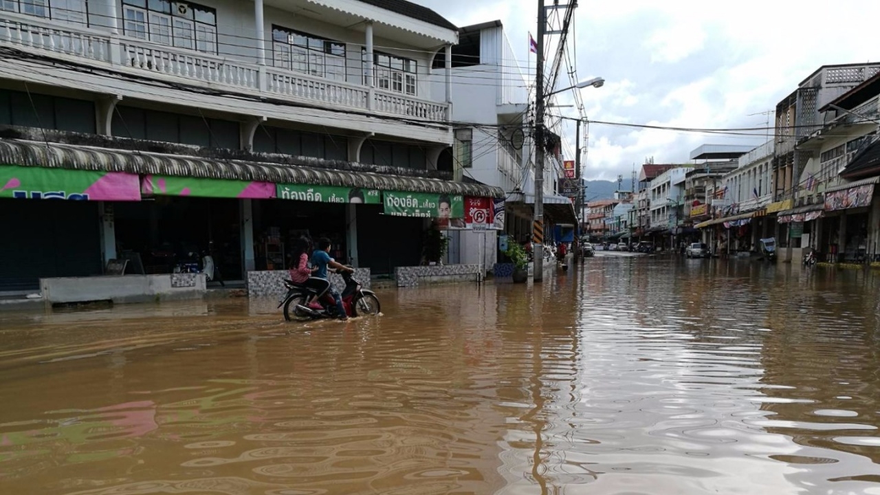 ดินสไลด์ทับเสาไฟ พาดปิดถนนเชียงราย น้ำป่าทะลักท่วม ตลาดที่แม่จัน