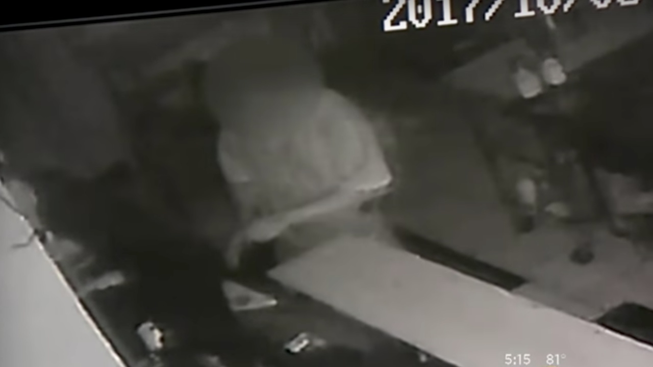 งงในงง! โจรย่องเบาเข้าร้านอาหาร ทำกับข้าวกินเองอย่างโปร แถมทิปด้วย (คลิป)