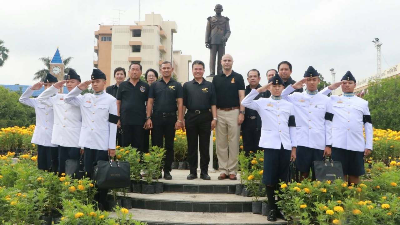 อธิบดี สถ.ชมแปลงดาวเรือง โรงเรียน ภ.ป.ร.ราชวิทยาลัย ปลูกถวาย ร.9