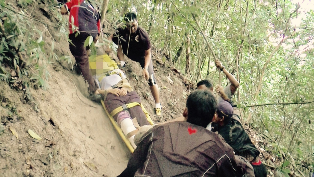 สาวปีนสันเขาดูทะเลหมอก ที่สงขลา เสียหลักพลัดตก จนท.หามส่ง รพ.