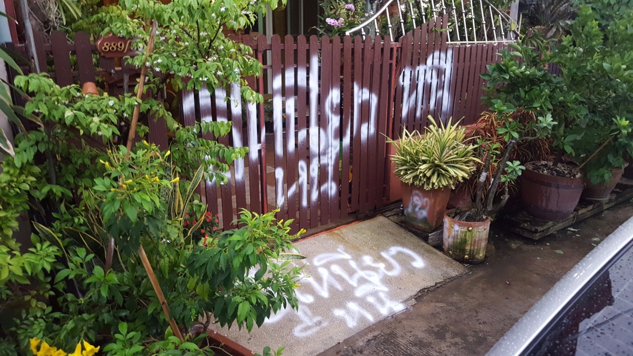 สาวผวา! แก๊งเงินกู้ พ่นสีสเปรย์หน้าบ้าน พังประตูรั้ว โทรขู่ลูกพี่ใหญ่