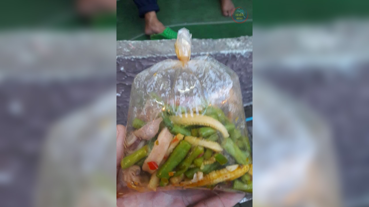 หนุ่มพัทยาบอกเพจดัง 'ผัดถั่ว' แบบนี้ถุงละ 100 บาท หรือจะอร่อยขั้นเทพ? 