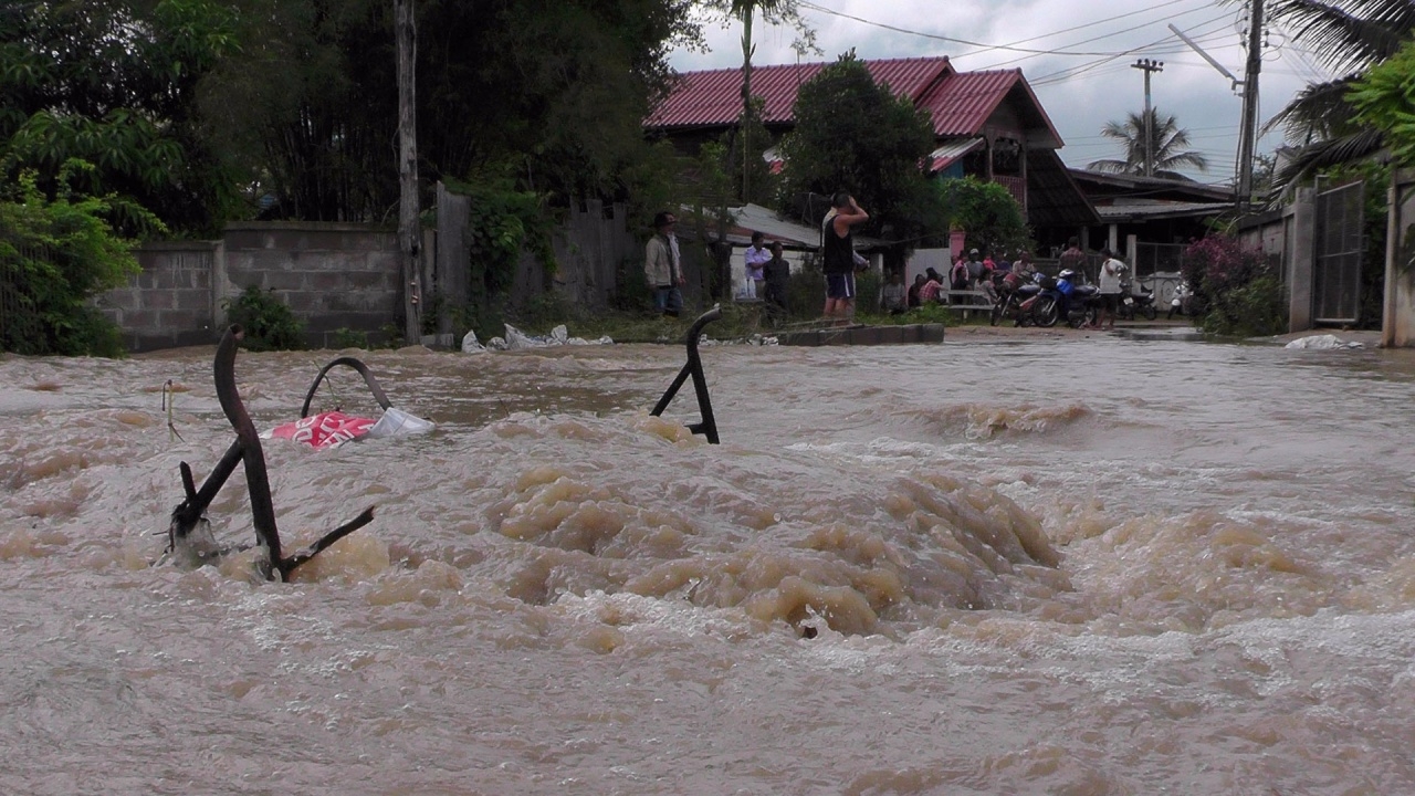 'ฝายห้วยเรียน' ขาด น้ำทะลักท่วม 2 อำเภอ ลำปาง