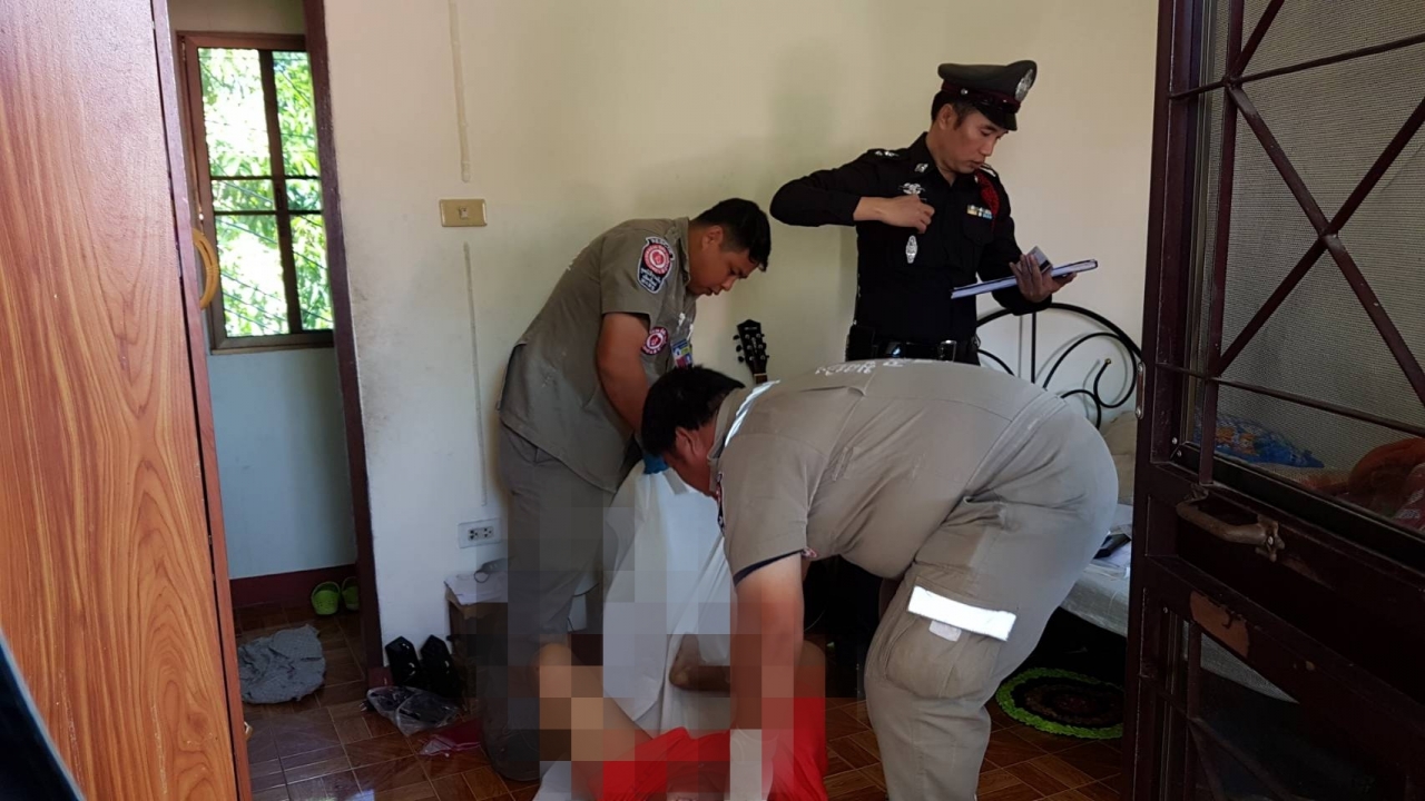 เร่งพิสูจน์ศพ! หนุ่มไทใหญ่ตายปริศนา ร่างทับสายชาร์จโทรศัพท์เสียบคาไว้? 